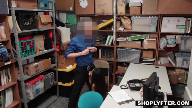 Начальник затащил молодую сотрудницу в подсобку и трахнул ее рачком