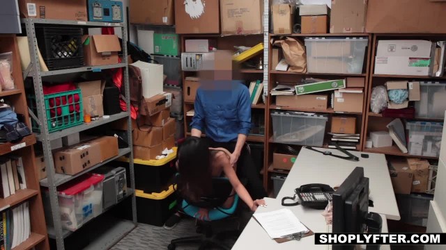 Начальник затащил молодую сотрудницу в подсобку и трахнул ее рачком - #9
